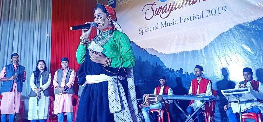 पीजी कॉलेज कर्णप्रयाग में आयोजित संगीत समारोह में रंगारंग प्रस्तुति देते हुए हेमा नेगी करासी। पीजी कॉलेज कर्णप्रयाग में आयोजित संगीत समारोह में रंगारंग प्रस्तुति देते हुए हेमा नेगी करासी।