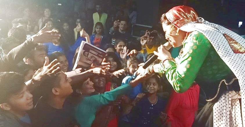 पीजी कॉलेज कर्णप्रयाग में आयोजित संगीत समारोह में रंगारंग प्रस्तुति देते हुए हेमा नेगी करासी। पीजी कॉलेज कर्णप्रयाग में आयोजित संगीत समारोह में रंगारंग प्रस्तुति देते हुए हेमा नेगी करासी।