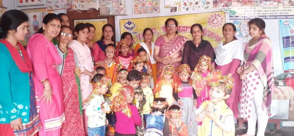 लोहाघाट में शक्तिपूजन कार्यक्रम के तहत बेटियों का कन्यापूजन करती बाल विकास विभाग की अधिकारी और ?