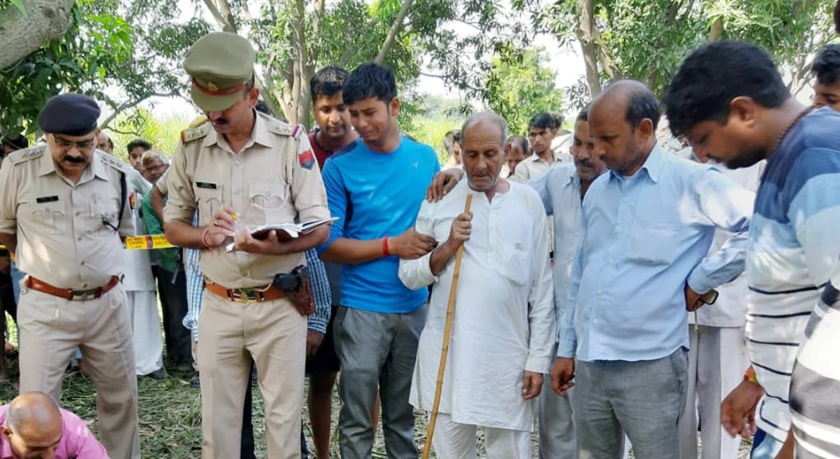 खट्टाप्रहलादपुर गांव में दीपक की मौत के बाद विलाप करते परिजन व जांच करते सीओ दिलीप सिंह खट्टाप्रहलादपुर गांव में दीपक की मौत के बाद विलाप करते परिजन व जांच करते सीओ दिलीप सिंह