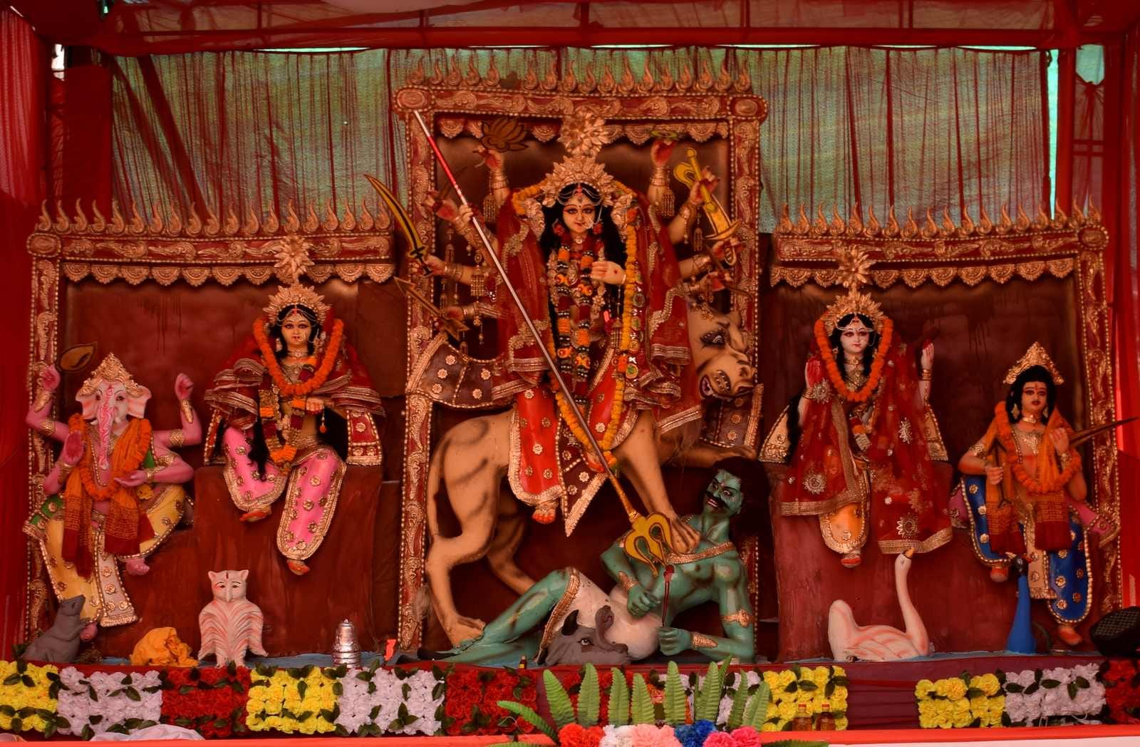 शहर के फराश टोला में न्यू नेशनल र्स्पोटिंग क्लब द्घारा स्थापित मां नव दुर्गा की मूर्ति। शहर के फराश टोला में न्यू नेशनल र्स्पोटिंग क्लब द्घारा स्थापित मां नव दुर्गा की मूर्ति।