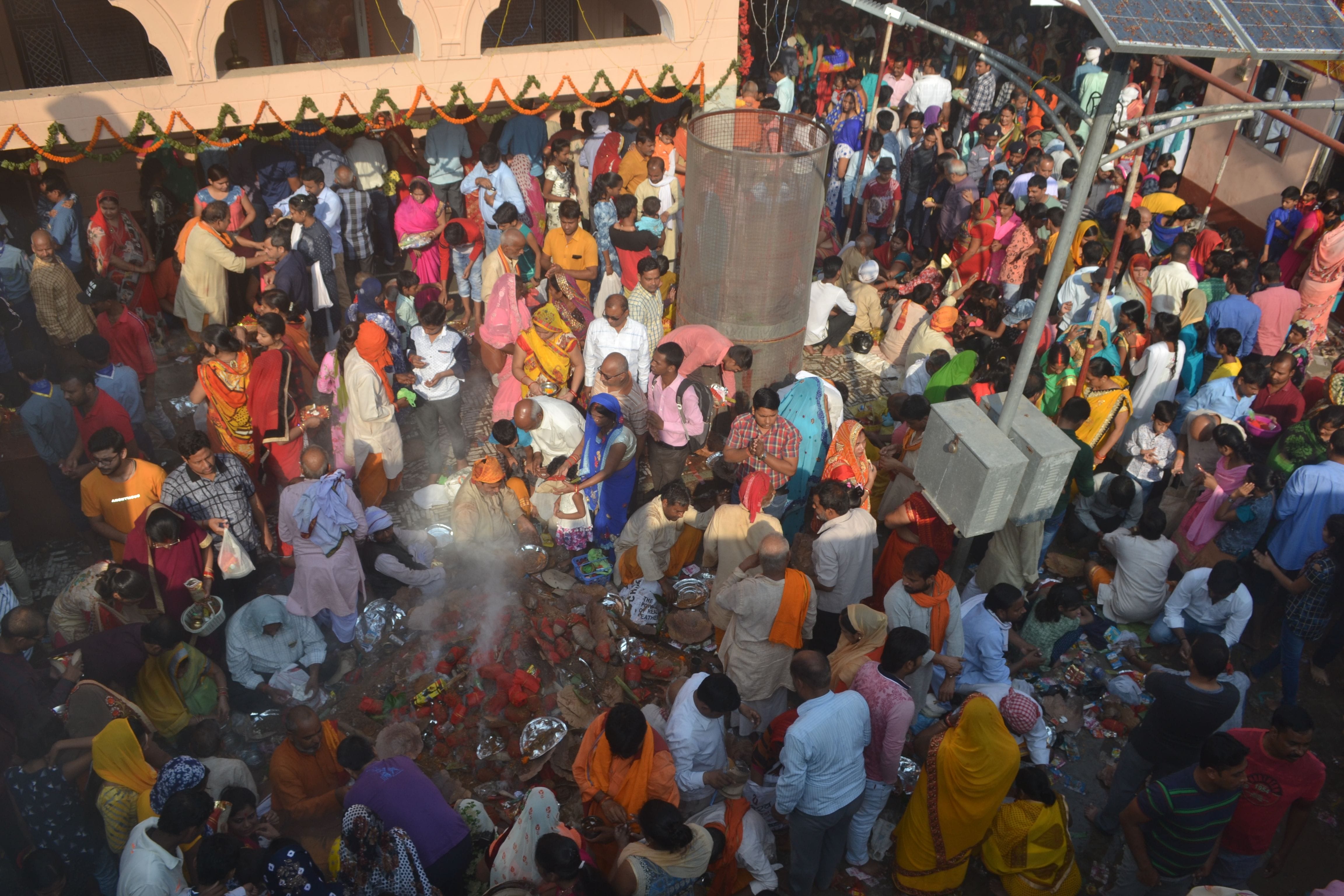 समय माता मंदिर परसिर में हवन करने के लिए लगी भीड़। समय माता मंदिर परसिर में हवन करने के लिए लगी भीड़।