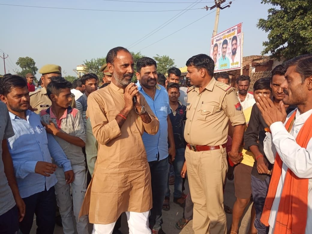जाम लगाएं  ग्रामीणों को समझाते विधायक प्रतिनिधि