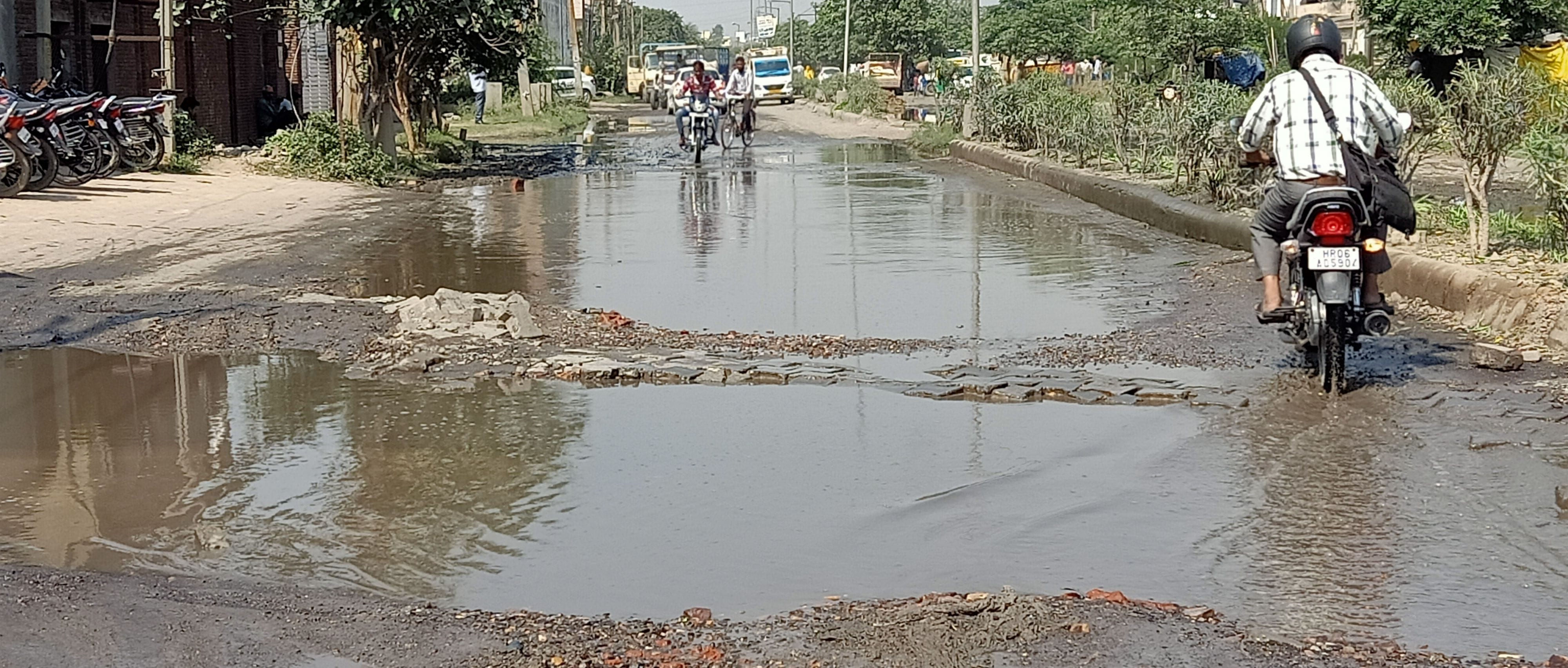 पानीपत। सेक्टर-29 पार्ट 2 मैं सड़क पर भरा फैक्ट्री का गंदा पानी।