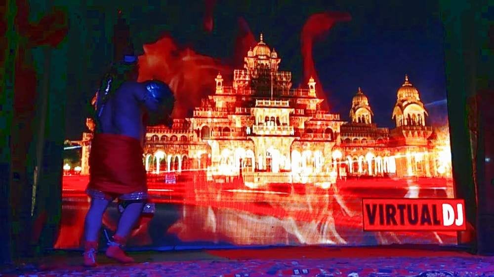 भरत विहार में आयोजित रामलीला में लंका दहन की लीला को एलईडी स्क्रीन पर दिखाया गया। भरत विहार में आयोजित रामलीला में लंका दहन की लीला को एलईडी स्क्रीन पर दिखाया गया।
