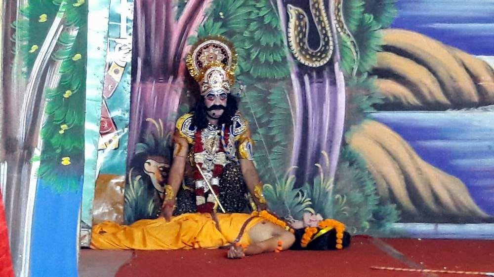 बनखंडी में आयोजित रामलीला में लक्ष्मण शक्ति का मंचन करते कलाकार। बनखंडी में आयोजित रामलीला में लक्ष्मण शक्ति का मंचन करते कलाकार।