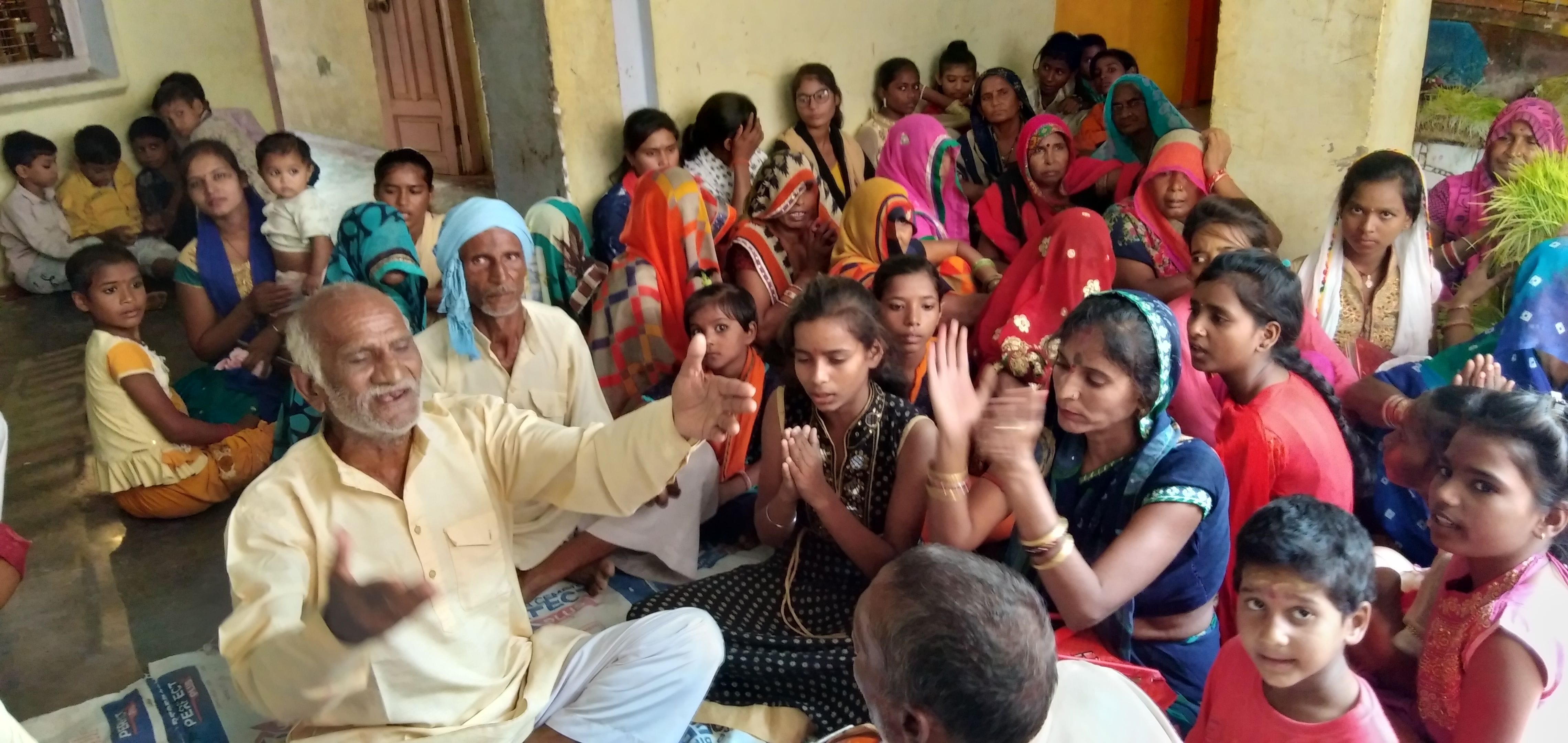 कॉलोनी मंदिर में अचरी  गीत गाते लोग