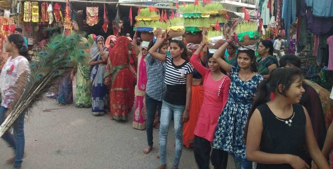 जालौन में जवारे सिर पर रखकर जाती युवतियां व महिलाएं