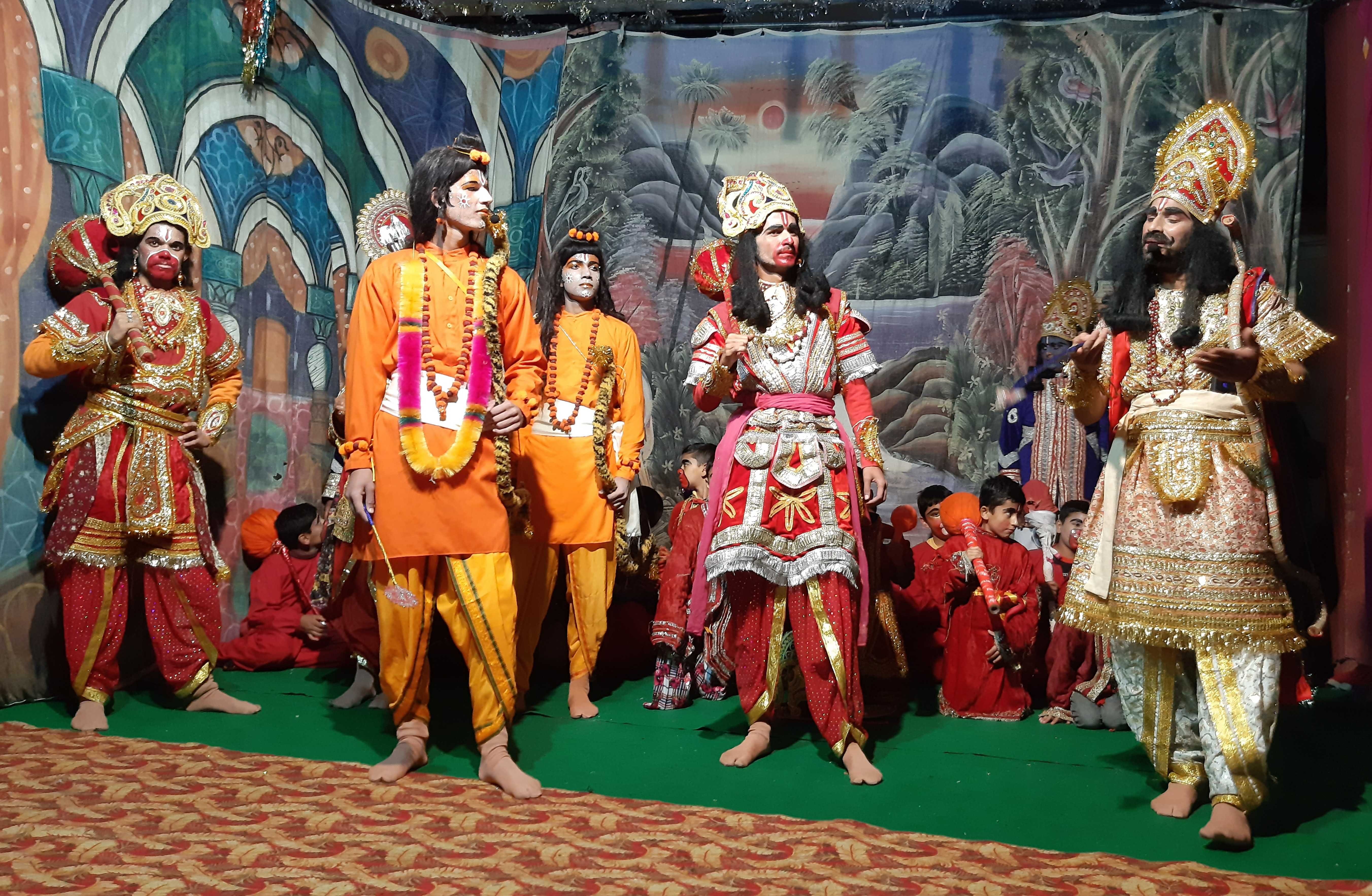 लोहाघाट की रामलीला में रावण द्वारा लंका से निकाले जाने के बाद श्रीराम की शरण में आया विभीषण।