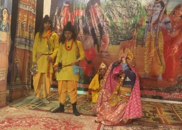 चंपावत के स्वांला रामलीला में राम को रिझाती सूर्पणखा।