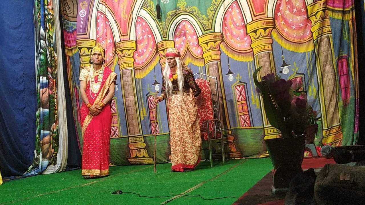 चंपावत के भिंगराड़ा रामलीला में कैकई मंथरा के बीच संवाद का दृश्य।