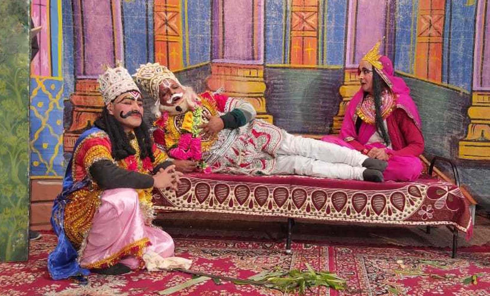 चंपावत के मल्लीहाट की रामलीला में राजा दशरथ को वनवास वापस लेने के लिए मनाते भरत।