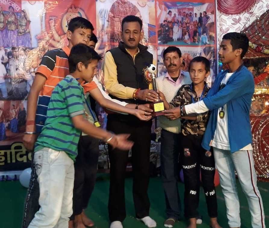 दुर्गा महोत्सव के समापन पर प्रतियोगिताओं में अव्वल रहे प्रतियोगियों को पुरस्कृत करते चेयरमेन ग?