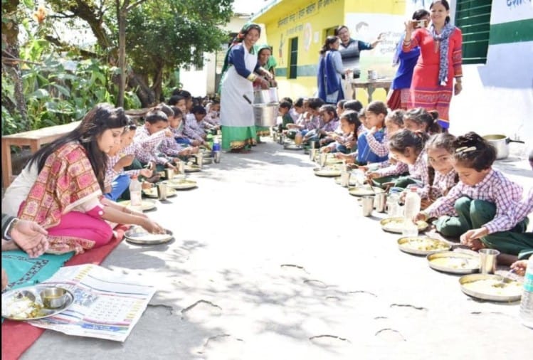 अचानक आंगनबाड़ी केंद्र पहुंचीं डीएम, जमीन पर बैठकर बच्चों संग खाया मिड डे मील का खाना, तस्वीरें... DM Chamoli Swati S Bhadauriya sit on floor and Ate mid day meal with Anganwadi students