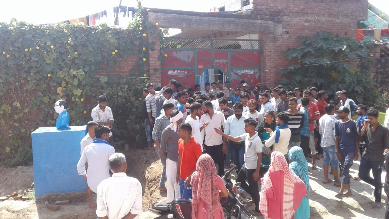 8-खतौली के गांव शहबाजपुर तिगाई में प्रतिमा खंडित करने लेकर हंगामा करते लोग। 8-खतौली के गांव शहबाजपुर तिगाई में प्रतिमा खंडित करने लेकर हंगामा करते लोग।