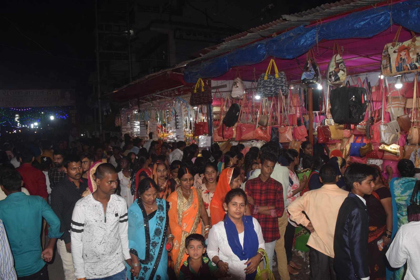 दशहरा के अवसर पर नगर के सिधारी पर लोगों की भीड़। दशहरा के अवसर पर नगर के सिधारी पर लोगों की भीड़।