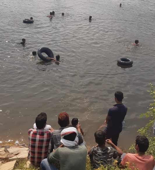 स रायमीर थाना क्षेत्र के मंजीरपट्टी गांव में कुँवर नदी में डुबे युवकों को तलाशते लोग। स रायमीर थाना क्षेत्र के मंजीरपट्टी गांव में कुँवर नदी में डुबे युवकों को तलाशते लोग।