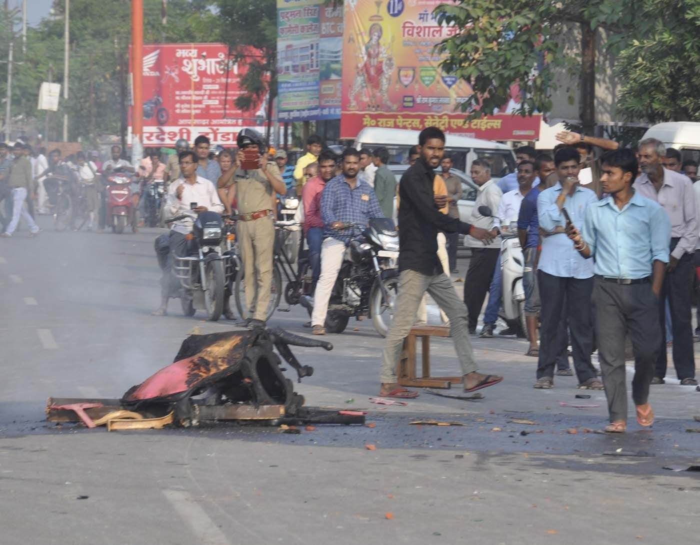 बस्ती में पुलिस चौकी का समान उपद्रवियों ने जला दिया।