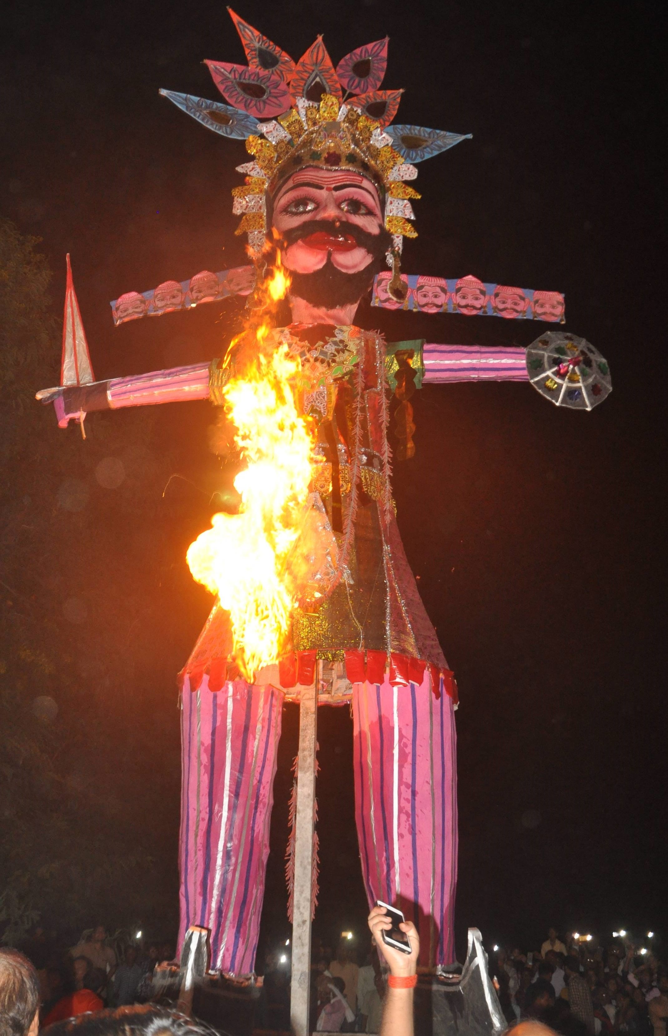 नगर के दशई पोखरा पर विजयादशमी पर्व पर लगे मेले में धू-धू कर जलता रावण। नगर के दशई पोखरा पर विजयादशमी पर्व पर लगे मेले में धू-धू कर जलता रावण।
