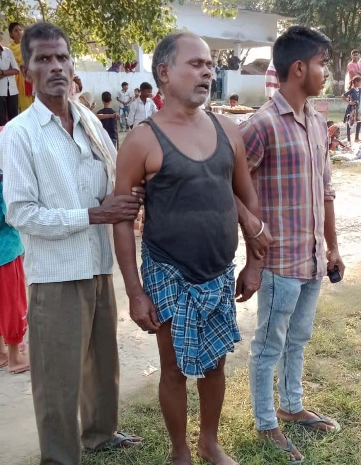 कधंई थाना क्षेत्र के जयसिंहगढ तालाब में युवक के डूबने के बाद बिलखता पिता। कधंई थाना क्षेत्र के जयसिंहगढ तालाब में युवक के डूबने के बाद बिलखता पिता।