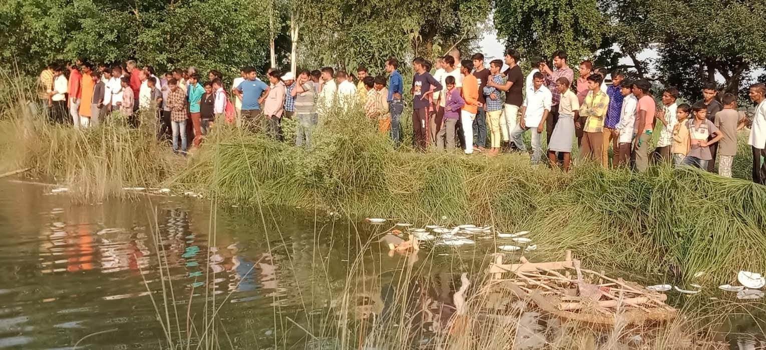 कधंई थाना क्षेत्र के जयसिंहगढ तालाब में युवक के डूबने के बाद जुटी भीड़। कधंई थाना क्षेत्र के जयसिंहगढ तालाब में युवक के डूबने के बाद जुटी भीड़।