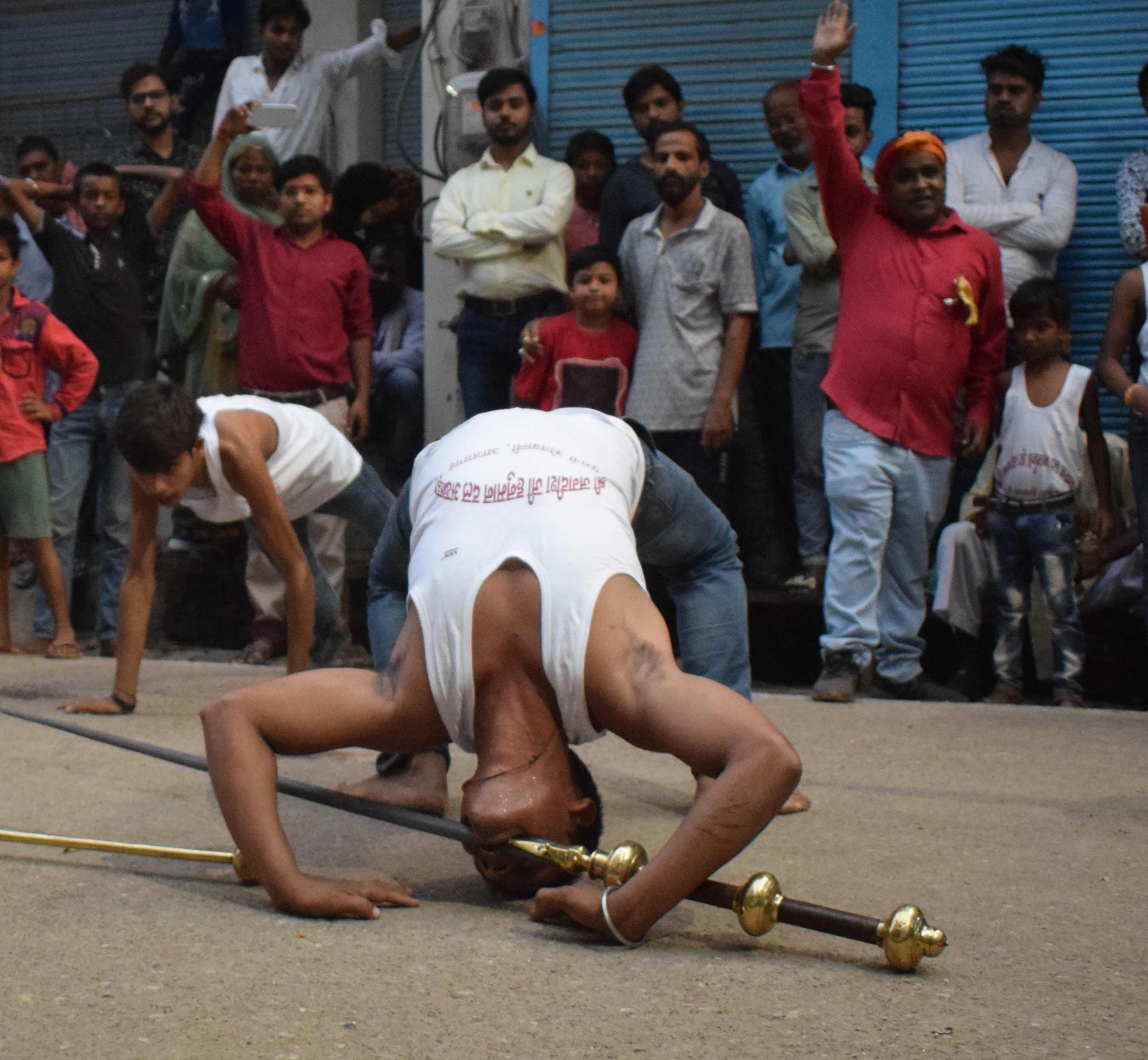 शहर के पुरानी कोतवाली में आखाड़े में करतब दिखाता कलाकार। शहर के पुरानी कोतवाली में आखाड़े में करतब दिखाता कलाकार।