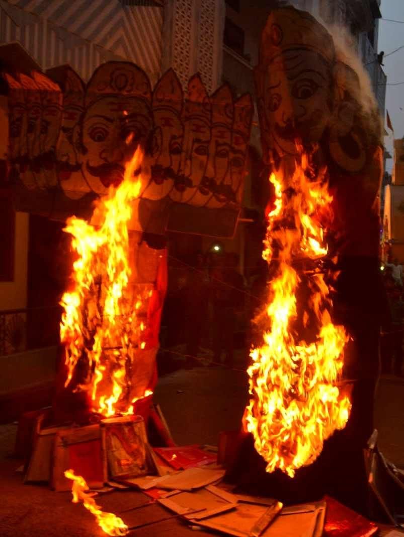 पुरानी कोतवाली में धूं-धूं कर जलता रावण का पुतला।