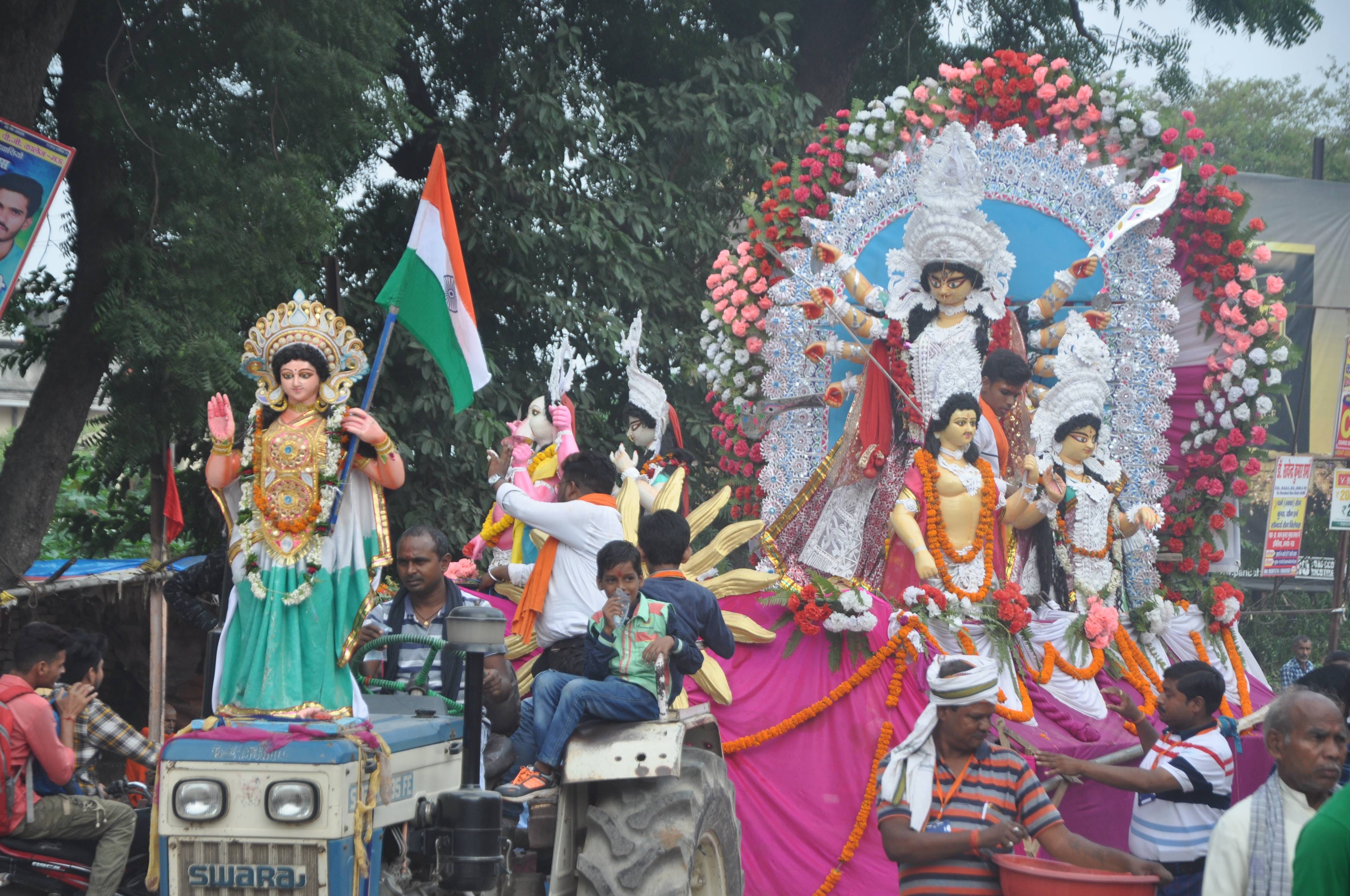 नगर में निकले प्रतिमा विसर्जन जुलूस शामिल माँ दुर्गा की प्रतिमा। नगर में निकले प्रतिमा विसर्जन जुलूस शामिल माँ दुर्गा की प्रतिमा।