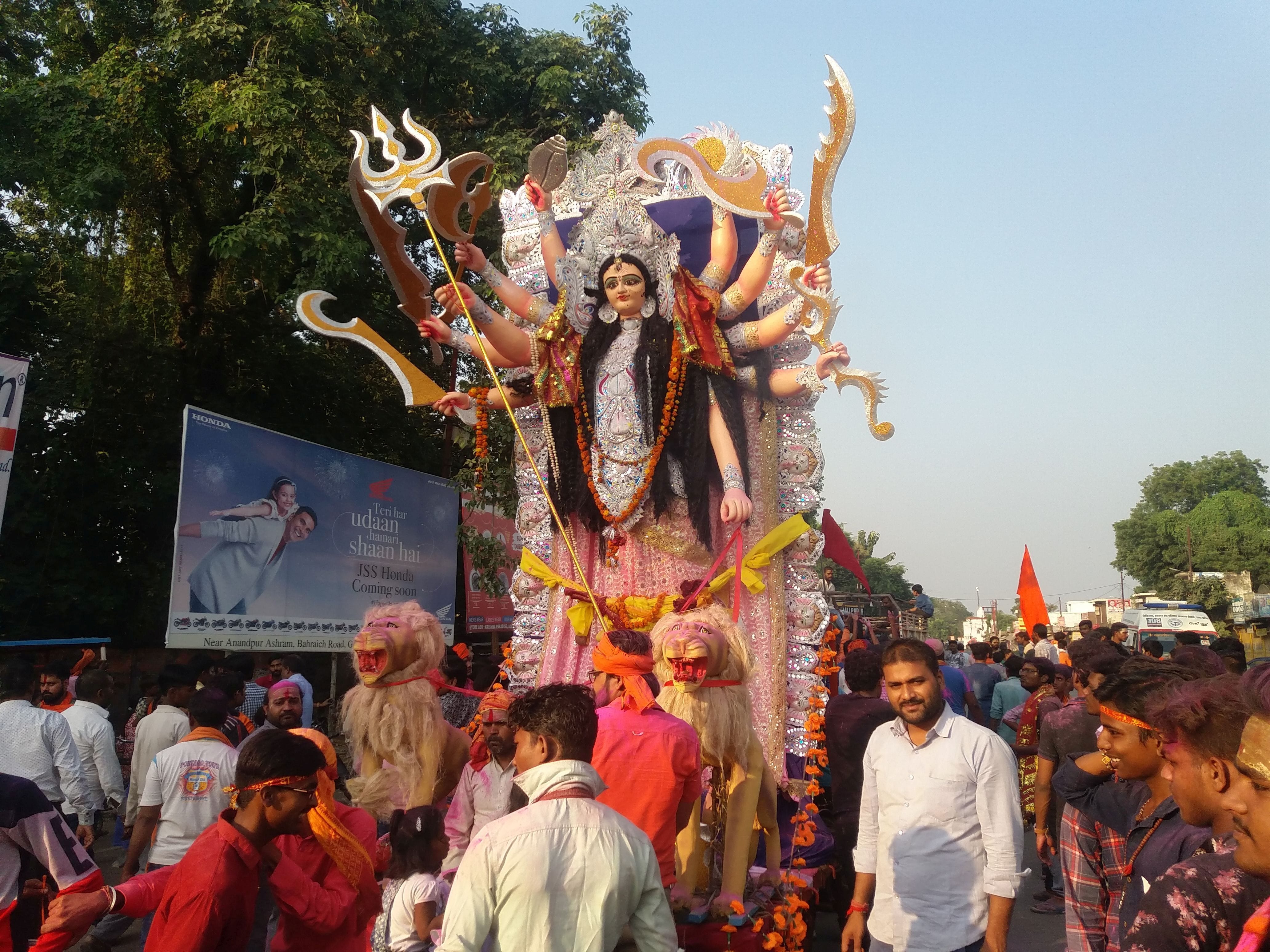 गोंडा के खैरा भवानी पोखरे में विसर्जन के लिए जाती शहर की सबसे भव्य प्रतिमा।