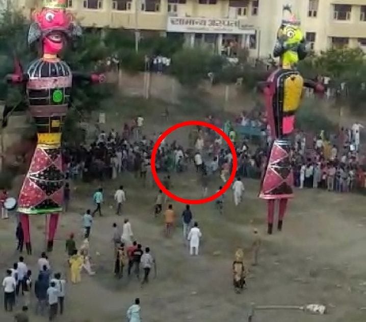 खरखौदा में रामलीला स्थल पर लोगों को रौदने के बाद बाहर निकालता सांड। खरखौदा में रामलीला स्थल पर लोगों को रौदने के बाद बाहर निकालता सांड।