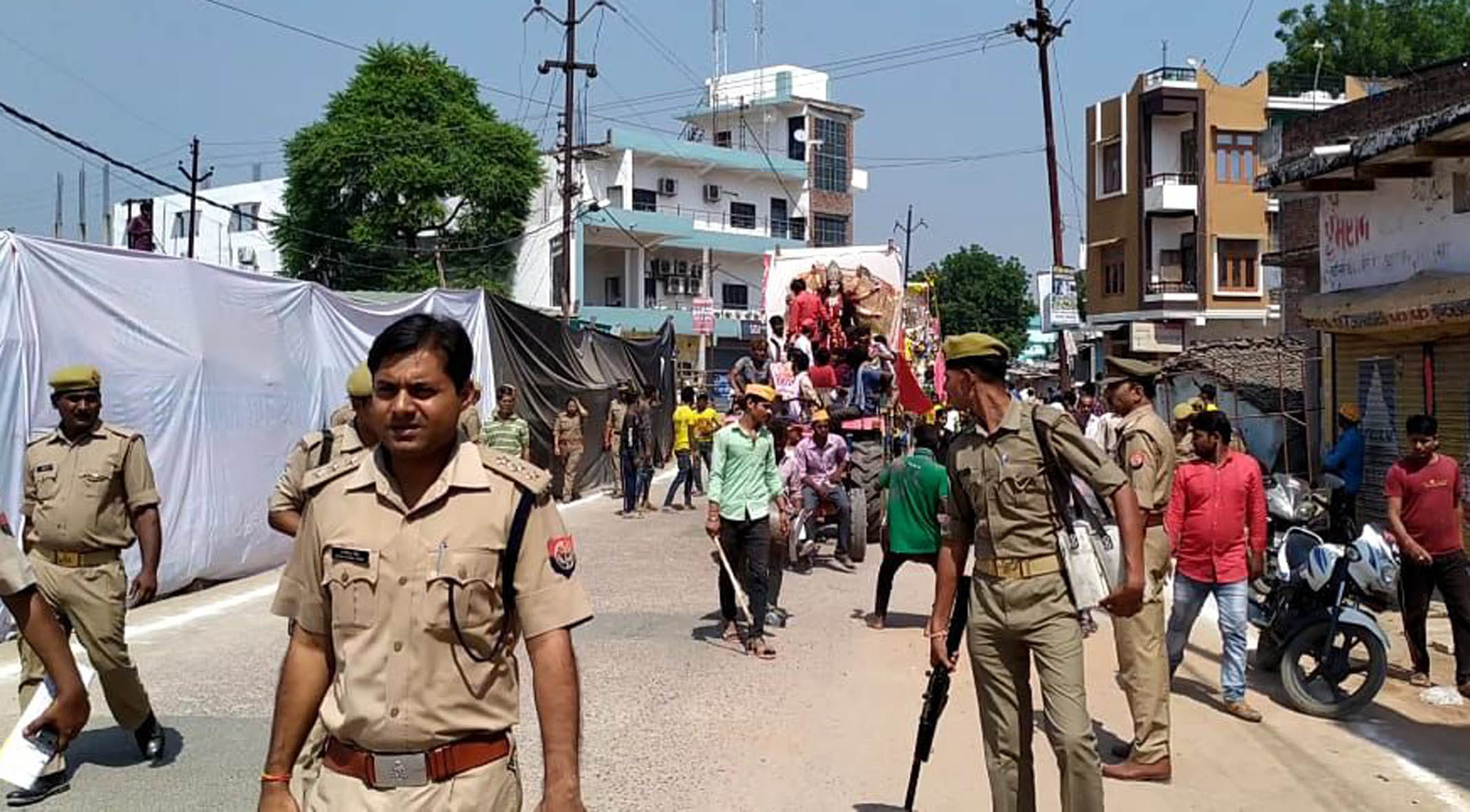 जाम1 मस्जिद के सामने देवी प्रतिमाओं के विमान निकलाते सीओ सदर राघवेंद्र सिंह पुलिस बल के साथ। जाम1 मस्जिद के सामने देवी प्रतिमाओं के विमान निकलाते सीओ सदर राघवेंद्र सिंह पुलिस बल के साथ।