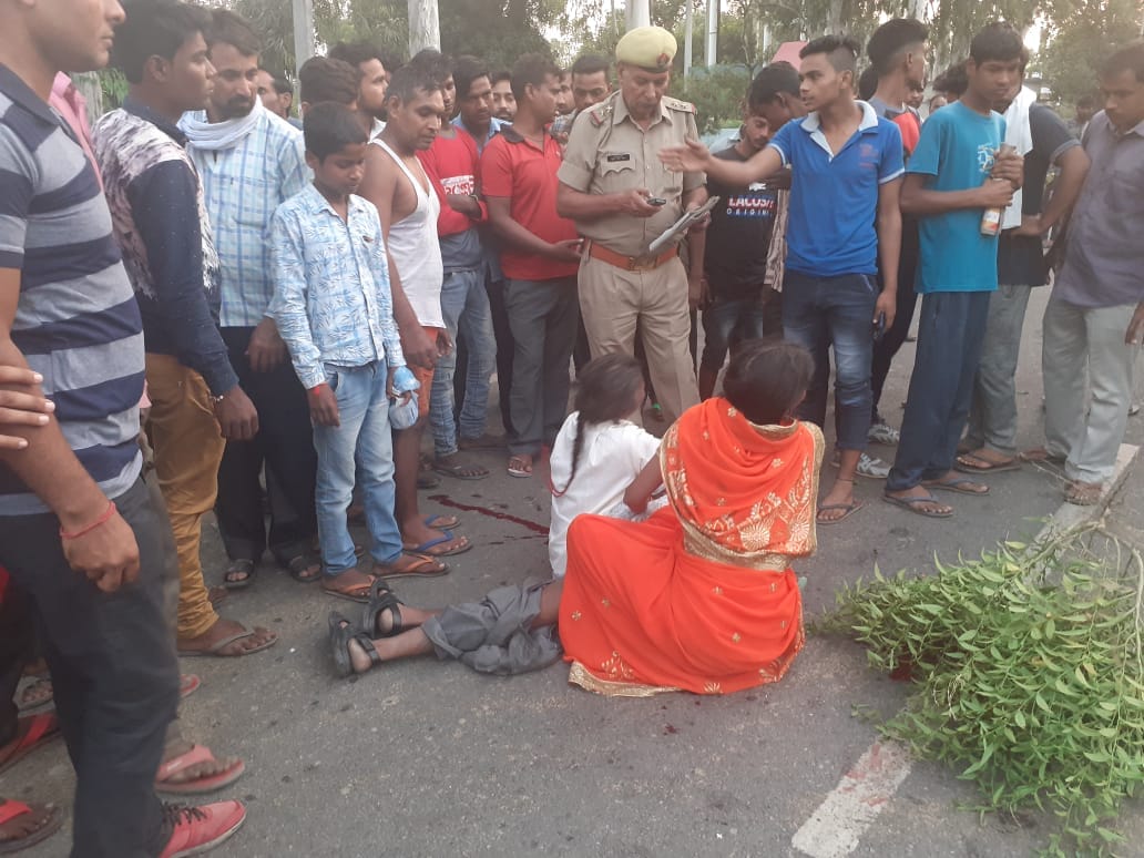 16-ककराला में सड़क हादसे में युवक की मौत की जानकारी लेती पुलिस। 16-ककराला में सड़क हादसे में युवक की मौत की जानकारी लेती पुलिस।