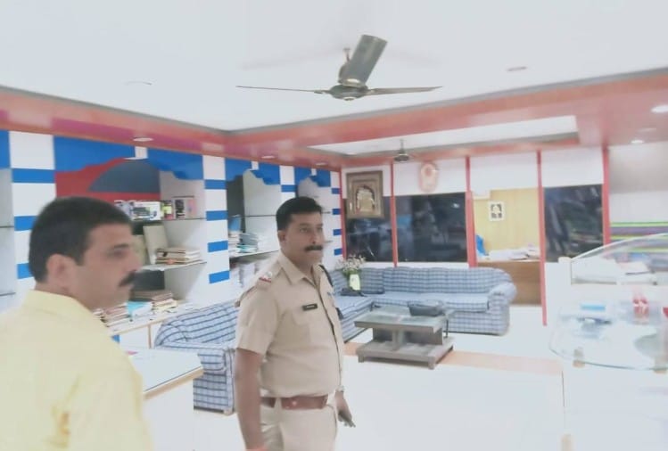 मुआयना करती पुलिस