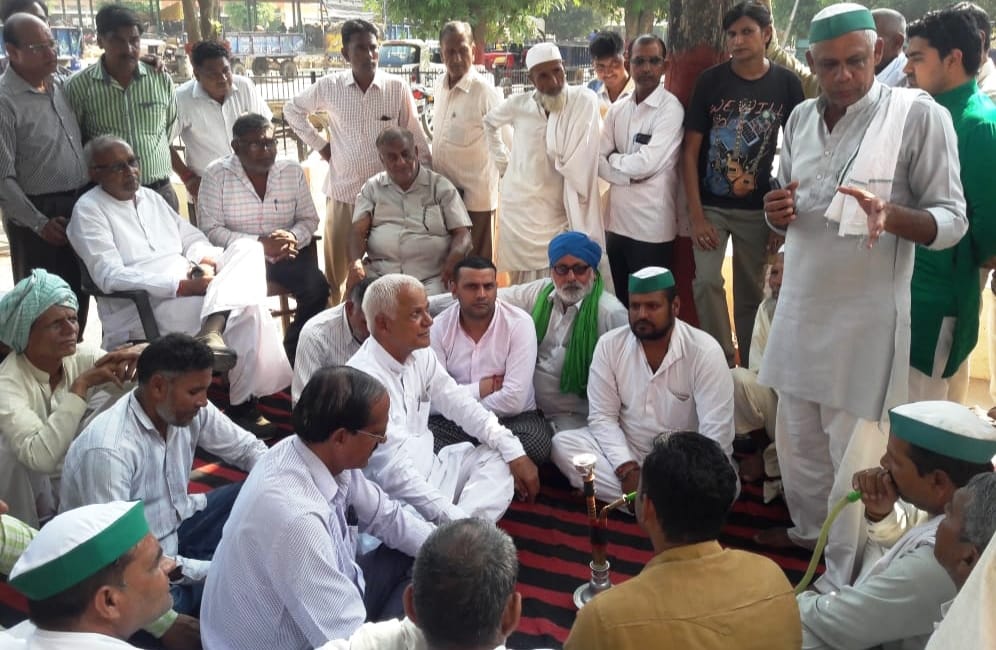 गंगोह की अनाजमंडी में धरनारत किसानों से वार्ता करते व्यापारी और मंडी कर्मचारी गंगोह की अनाजमंडी में धरनारत किसानों से वार्ता करते व्यापारी और मंडी कर्मचारी