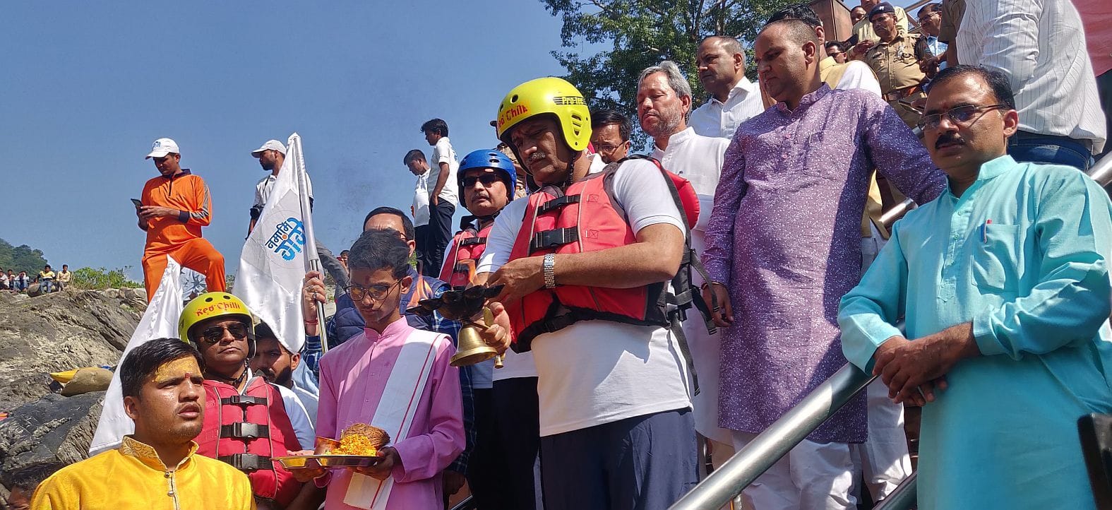 देवप्रयाग में गंगा आमंत्रण यात्रा का शुभारंभ करते जल शक्ति मंत्री गजेंद्र सिंह शेखावत। देवप्रयाग में गंगा आमंत्रण यात्रा का शुभारंभ करते जल शक्ति मंत्री गजेंद्र सिंह शेखावत।