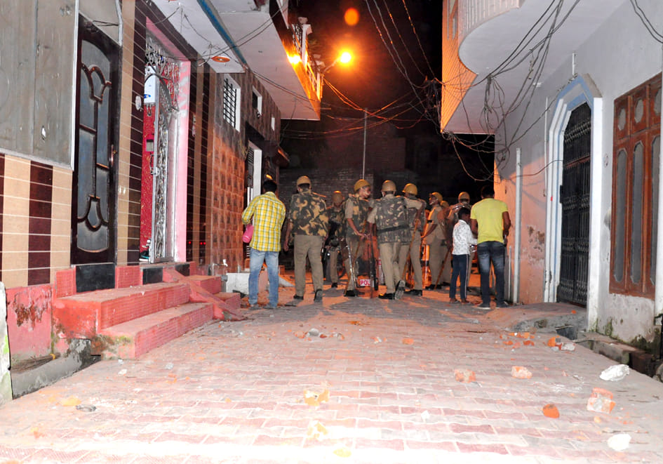 सहारनपुर के बेहट रोड स्थित मूंगागढ में दो समुदाय में हुआ पथराव के बाद घरो के बाहर पडे पथर सहारनपुर के बेहट रोड स्थित मूंगागढ में दो समुदाय में हुआ पथराव के बाद घरो के बाहर पडे पथर