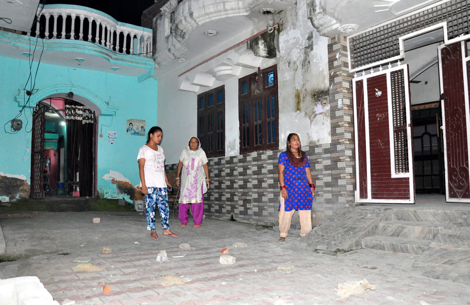सहारनपुर के बेहट रोड स्थित मूंगागढ में दो समुदाय में हुआ पथराव के बाद घरो के बाहर पडे पथर सहारनपुर के बेहट रोड स्थित मूंगागढ में दो समुदाय में हुआ पथराव के बाद घरो के बाहर पडे पथर