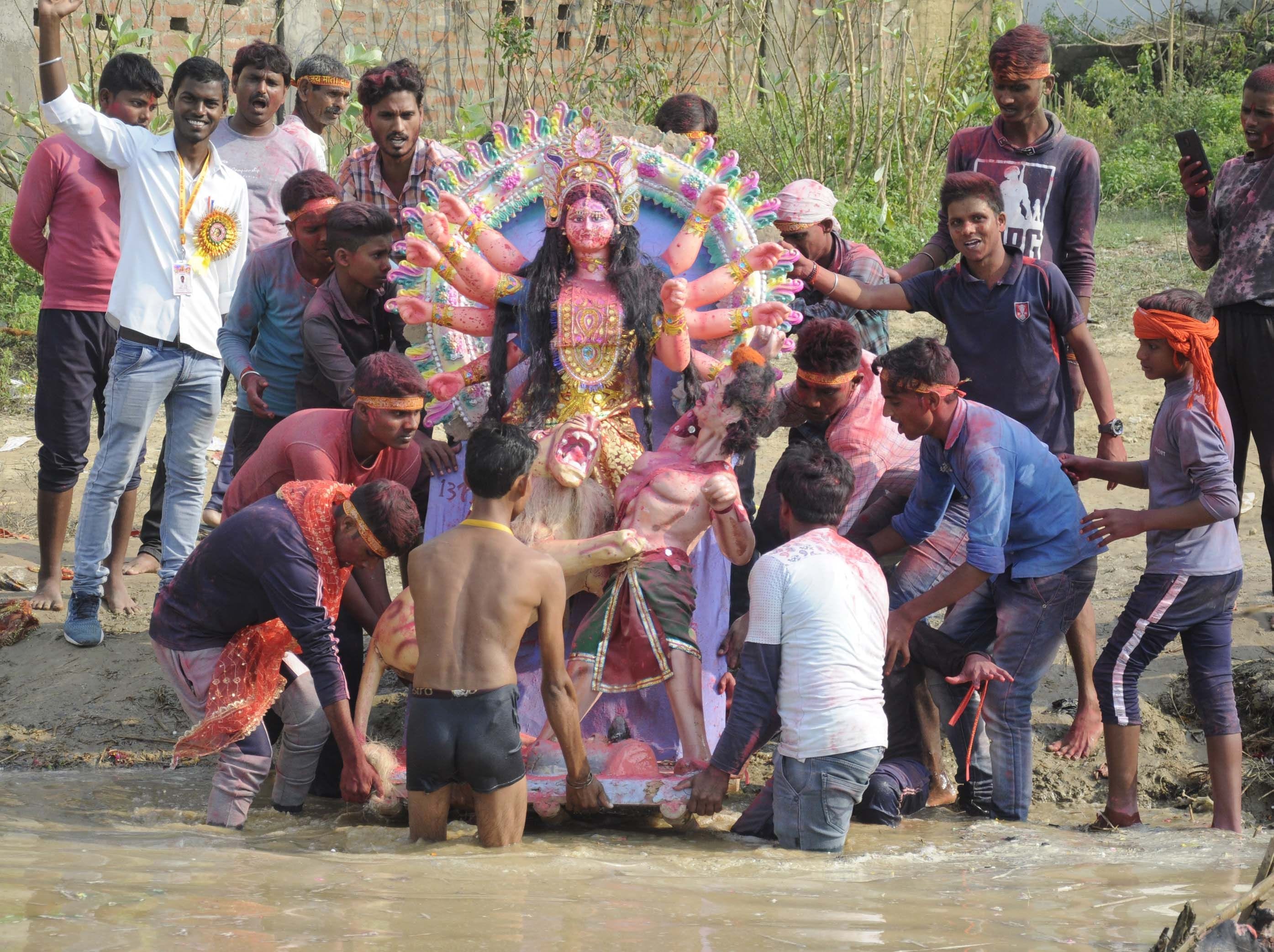 सदर बाजार बेल्हा घाट पर सई नदी किनारे देवी प्रतिमा विर्सजित करते श्रद्धालु। सदर बाजार बेल्हा घाट पर सई नदी किनारे देवी प्रतिमा विर्सजित करते श्रद्धालु।