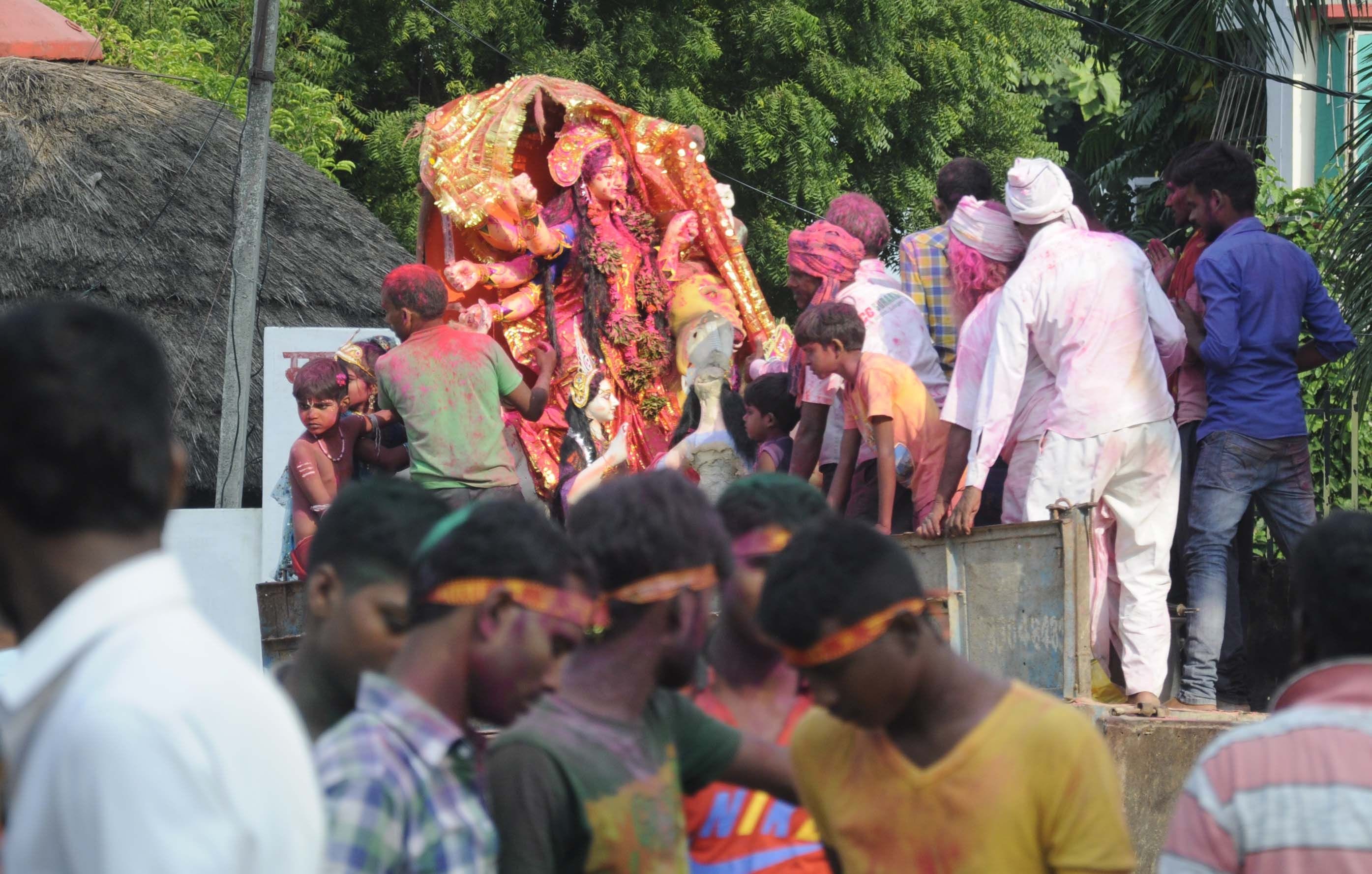 सदर बाजार बेल्हा घाट पर देवी प्रतिमा विर्सजन को लेकर पहुंचे श्रद्धालु। सदर बाजार बेल्हा घाट पर देवी प्रतिमा विर्सजन को लेकर पहुंचे श्रद्धालु।