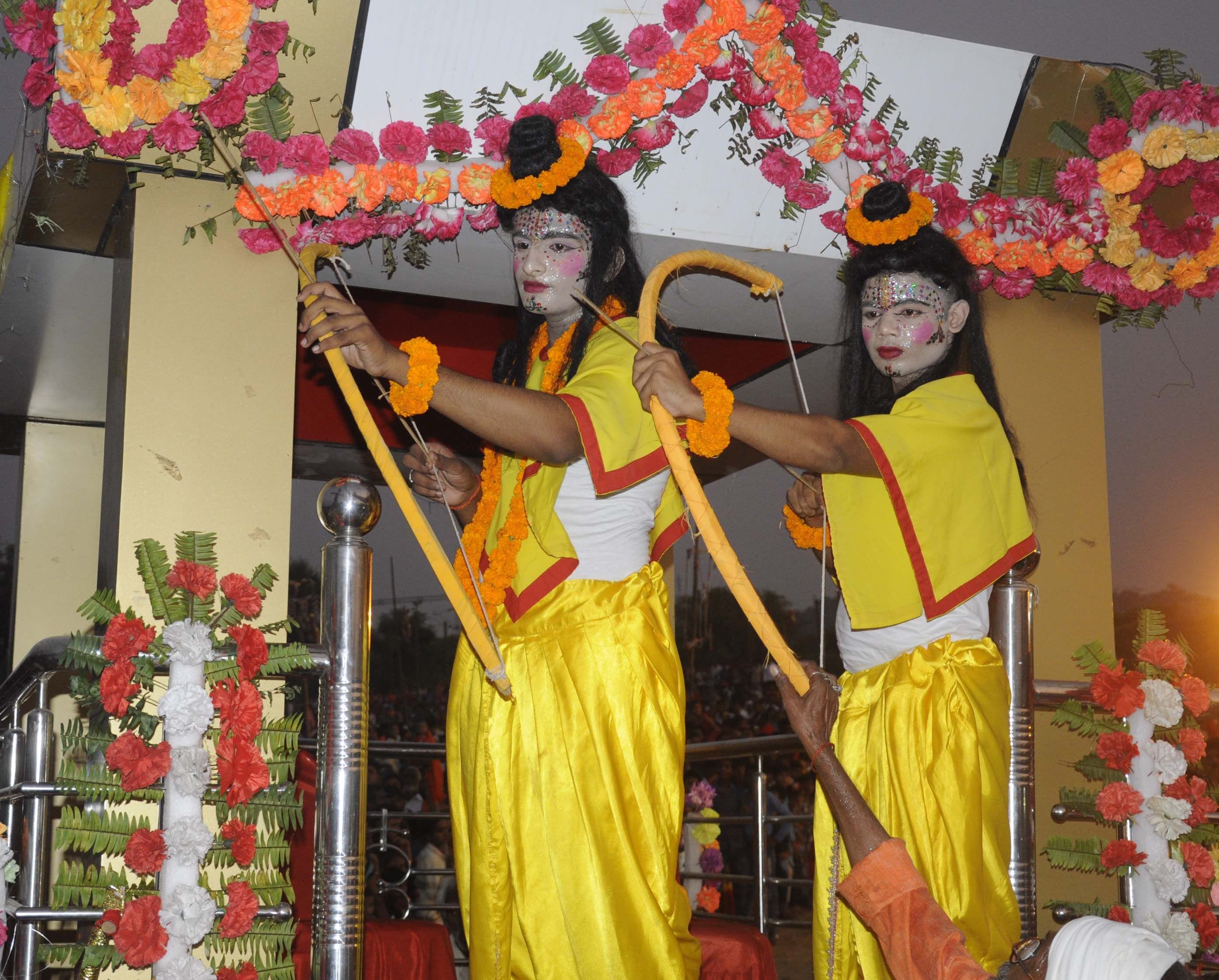 दशहरा के मौके पर युद्ध के दौरान रावण पर बाण चलाते राम लक्ष्मण। दशहरा के मौके पर युद्ध के दौरान रावण पर बाण चलाते राम लक्ष्मण।