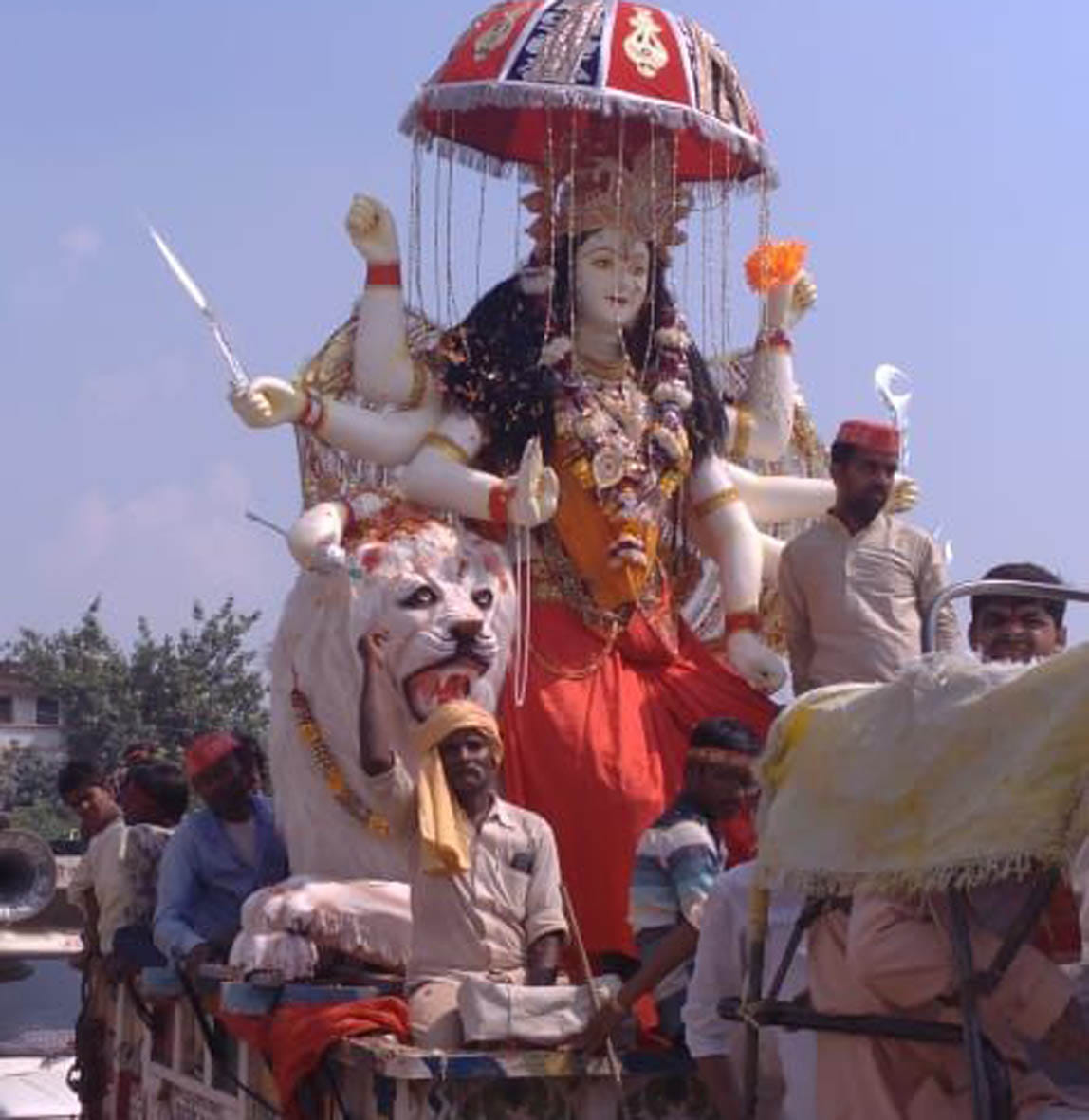 बबेरू में विसर्जन के लिए ले जाई जा रही प्रतिमा।