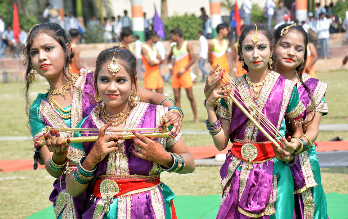 जनपदीय बालक-बालिका खेलकूद प्रतियोगिता में सांस्कृतिक प्रस्तुति देती छात्राएं।