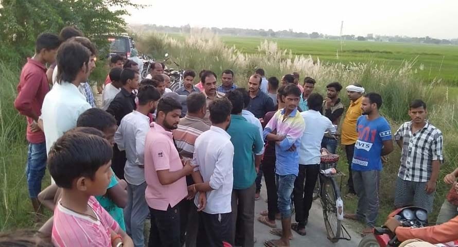 रानीगंज थाने के शेखूपुर के समीप टाइनी शाखा संचालक से लूट की घटना के बाद जुटी भीड़। रानीगंज थाने के शेखूपुर के समीप टाइनी शाखा संचालक से लूट की घटना के बाद जुटी भीड़।