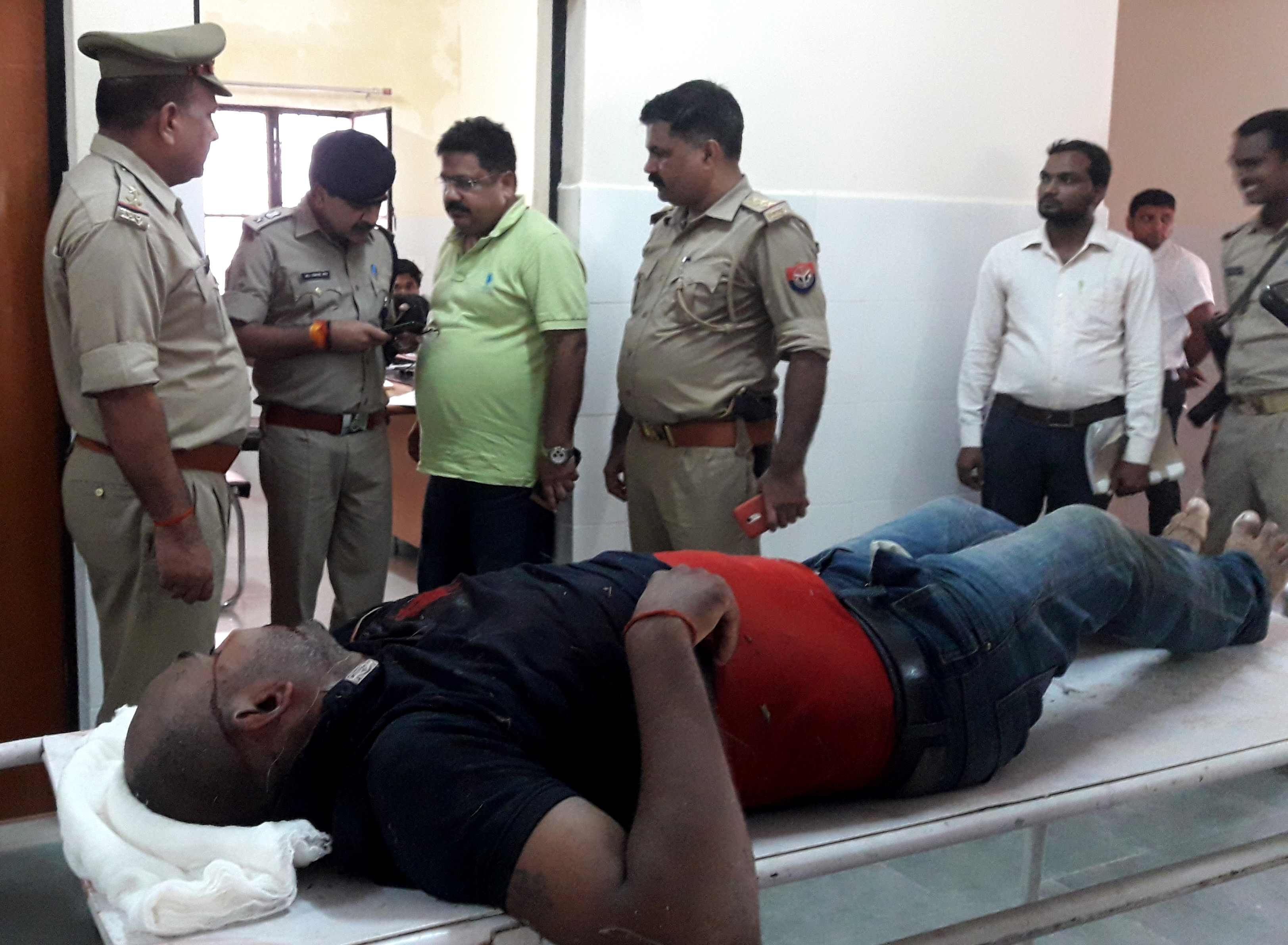महराजगंज थाना क्षेत्र में पुलिस मुठभेड़ में मारे गये बदमाश के बारे में जानकरी लेते एसपी त्रिवेण?