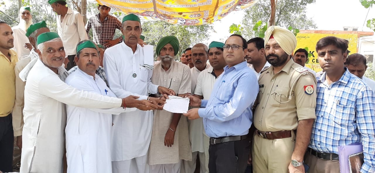 नागल में भाकियू के धरने के दौरान एसडीएम को ज्ञापन देते किसान। नागल में भाकियू के धरने के दौरान एसडीएम को ज्ञापन देते किसान।