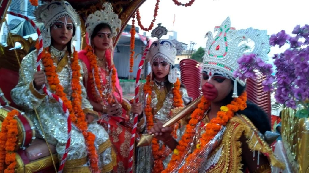टनकपुर में निकाली गई प्रभु राम शोभायात्रा में राम, लक्ष्मण, सीता और रामभक्त हनुमान। टनकपुर में निकाली गई प्रभु राम शोभायात्रा में राम, लक्ष्मण, सीता और रामभक्त हनुमान।
