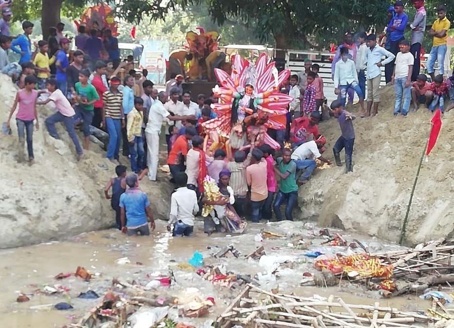 जामताली के कमलेश्वरनाथ धाम सई नदी किनारे बने तालाब में देवी प्रतिमा विर्सजित करते श्रद्धालु। जामताली के कमलेश्वरनाथ धाम सई नदी किनारे बने तालाब में देवी प्रतिमा विर्सजित करते श्रद्धालु।