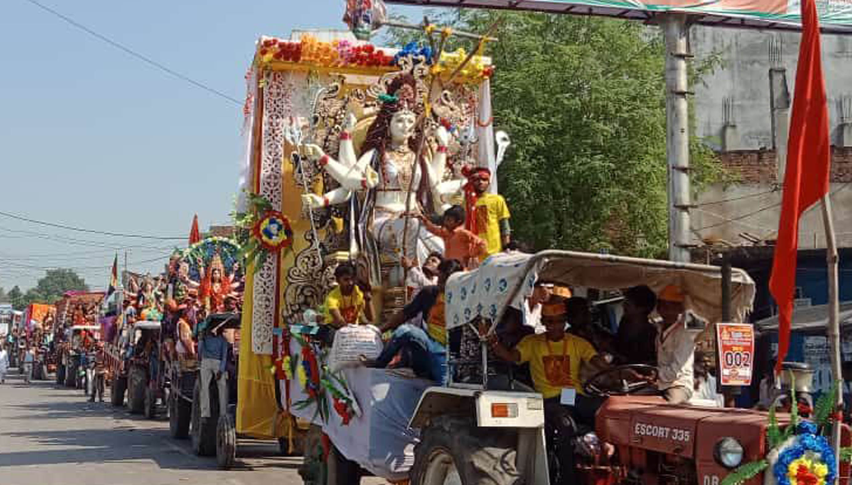 विसर्जन जुलूस में शामिल देवी प्रतिमा विमान। विसर्जन जुलूस में शामिल देवी प्रतिमा विमान।