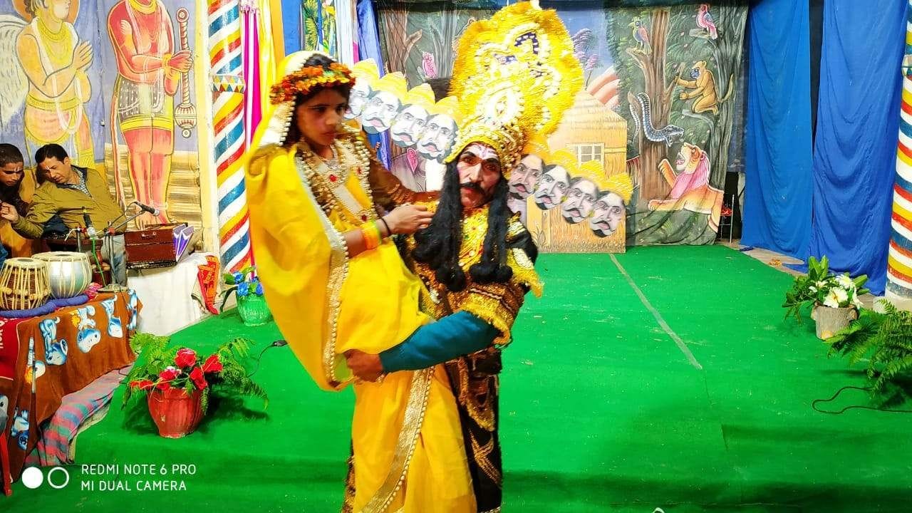 चंपावत के भिंगराड़ा में सीता को छल से हरण कर ले जाता रावण। चंपावत के भिंगराड़ा में सीता को छल से हरण कर ले जाता रावण।