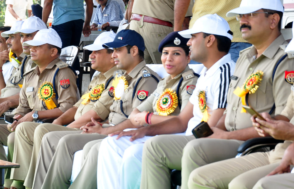 पुलिस लाइन में आयोजित 23वीं अंतर जनपदीय एथलेटिक्स प्रतियोगिता आनंद लेते पुलिस अधिकारी